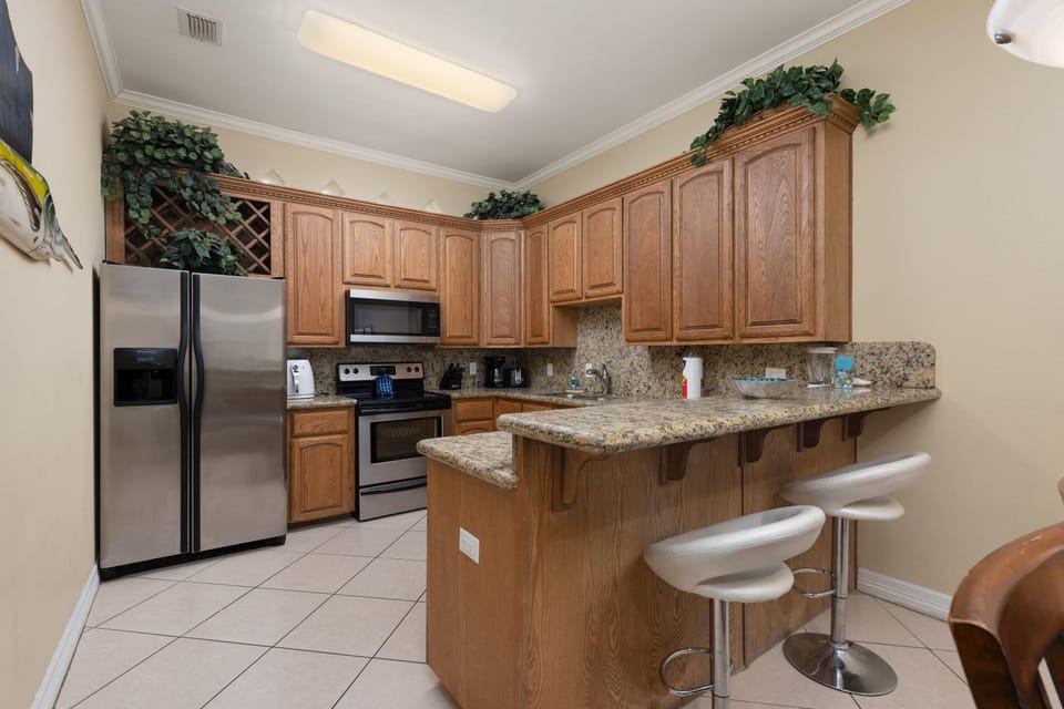 Beautiful 2 Bed 2 bath 1st Floor condo by beach with Pool House in South Padre Island