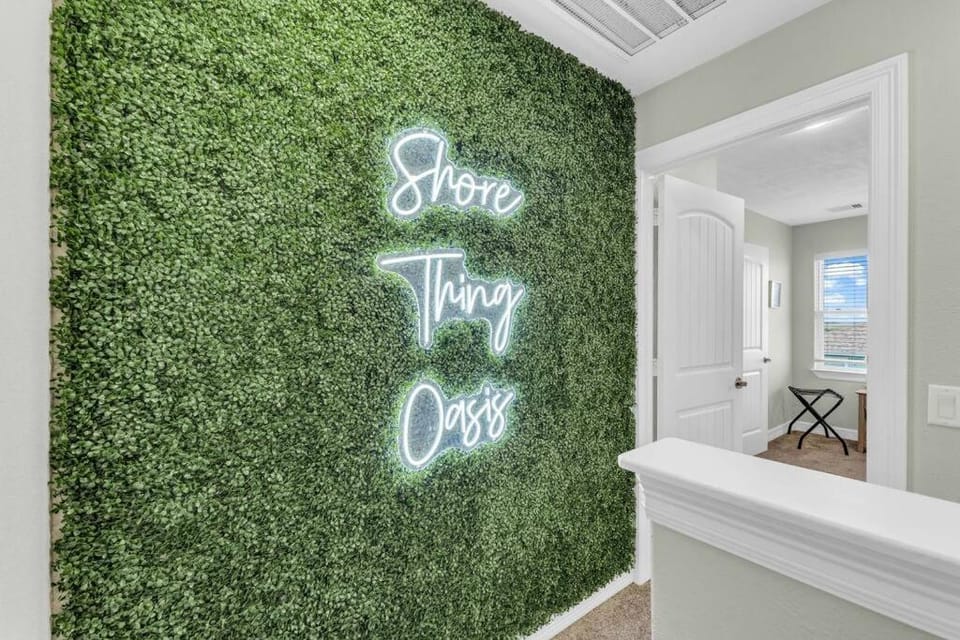 Hot Tub, Gas Grill, Tiki Bar w/TV, Dog Friendly House in Bolivar Peninsula