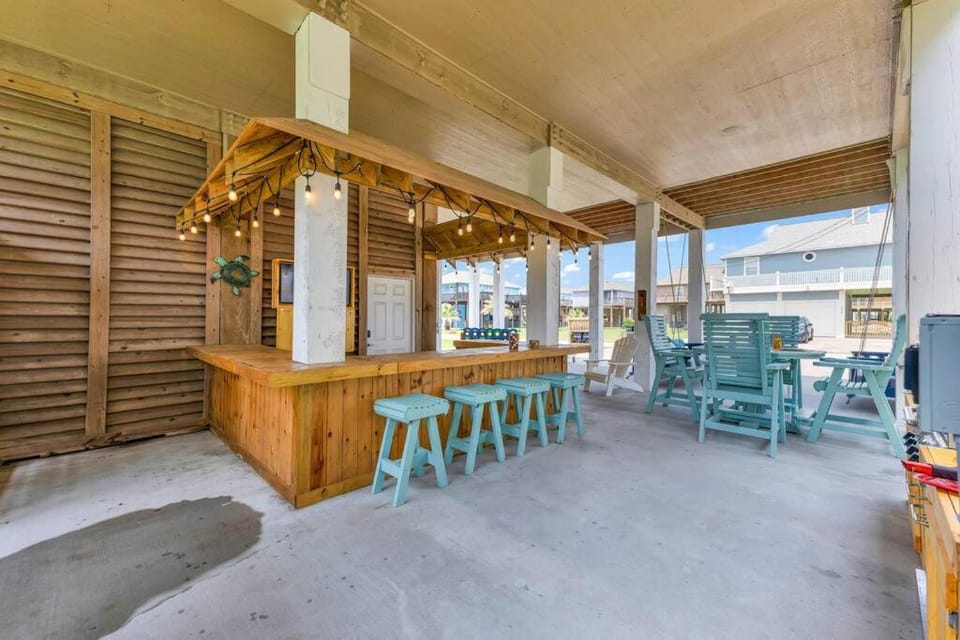 Hot Tub, Gas Grill, Tiki Bar w/TV, Dog Friendly House in Bolivar Peninsula