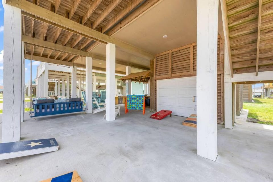 Hot Tub, Gas Grill, Tiki Bar w/TV, Dog Friendly House in Bolivar Peninsula
