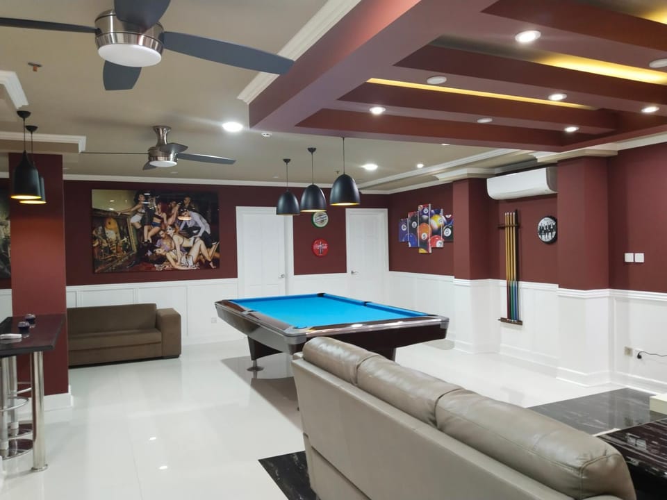Billiard, Game Room
