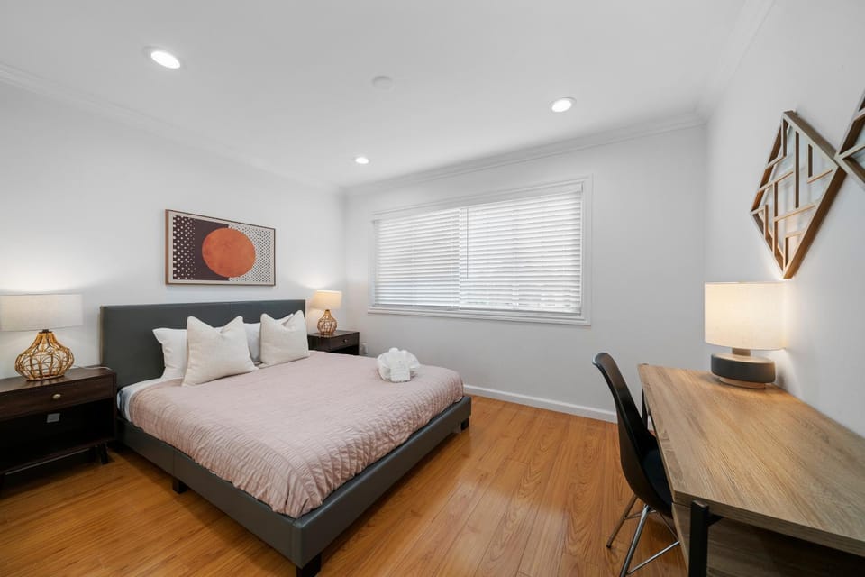 Bed, Photo of the whole room, Decorative detail, Seating area, Bedroom