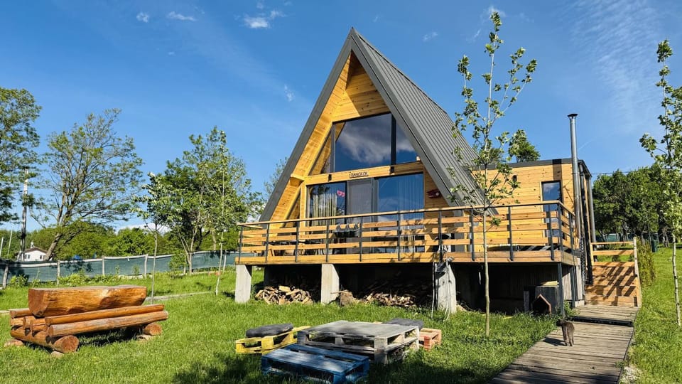 A-Frame Cabin with Private Hot Tub, ideal for Families - Bangkok Cabin in Romania
