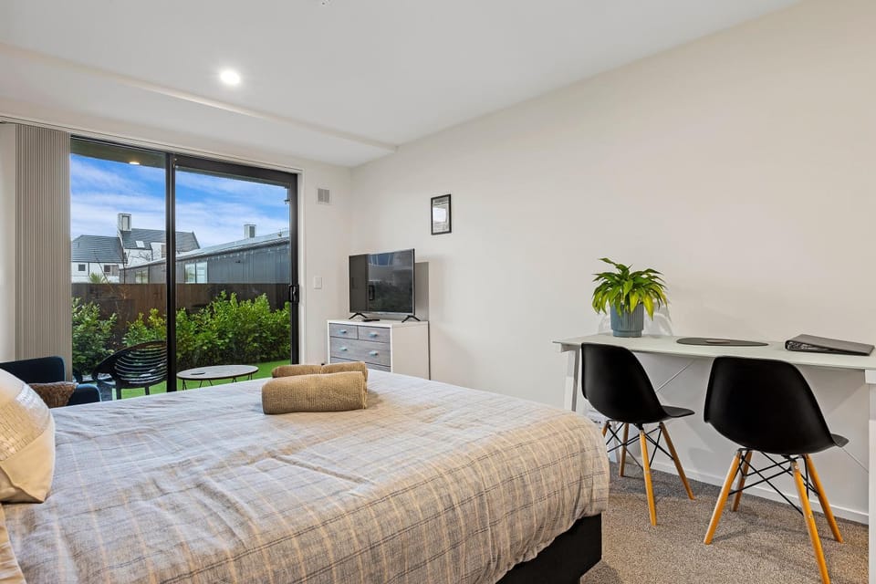 Bed, TV and multimedia, Dining area, Bedroom