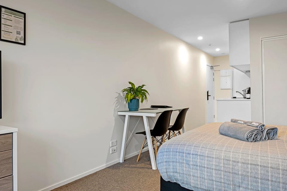 Bed, Dining area