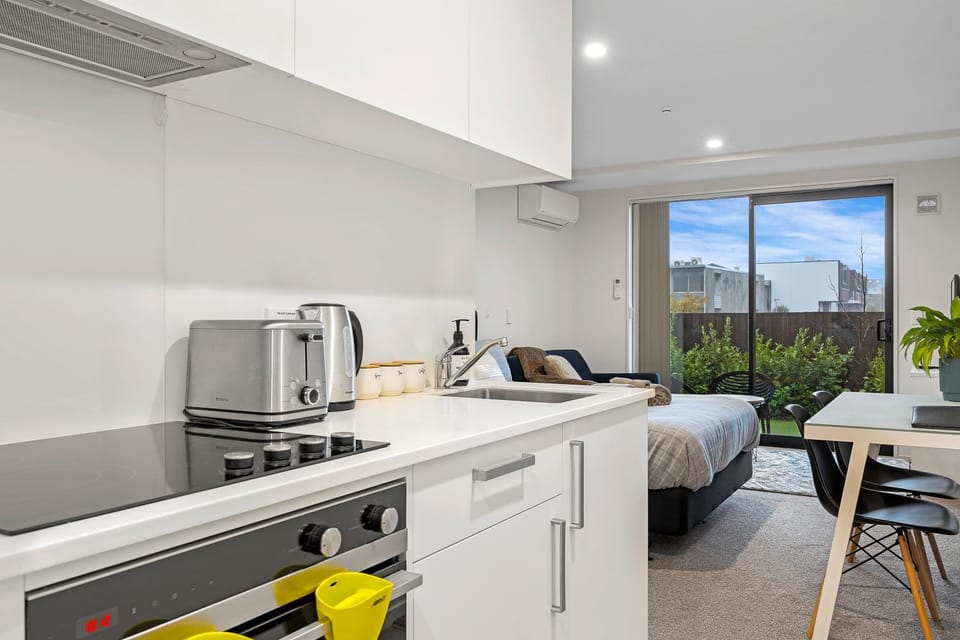 Coffee/tea facilities, Kitchen or kitchenette, dishwasher, oven, stove, toaster