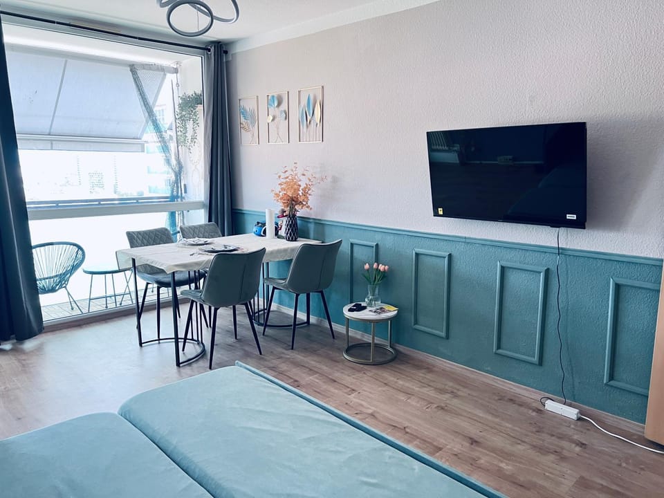 Communal lounge/ TV room, TV and multimedia, Living room, Photo of the whole room, Seating area, Dining area, Evening entertainment