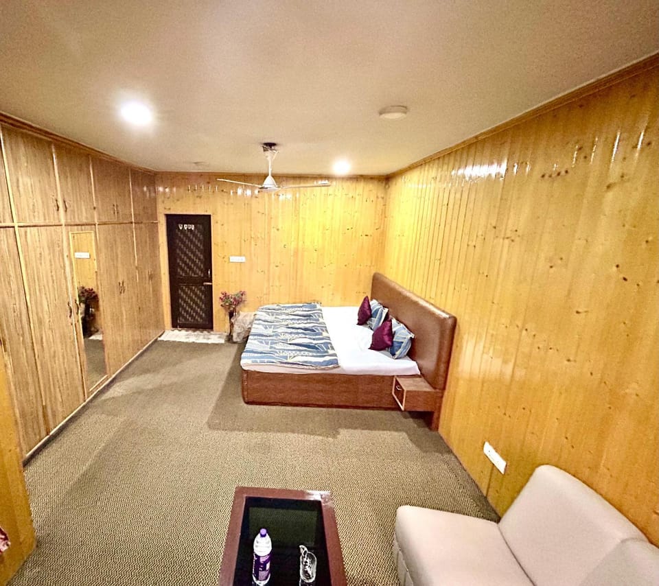 Photo of the whole room, Bedroom, wardrobe