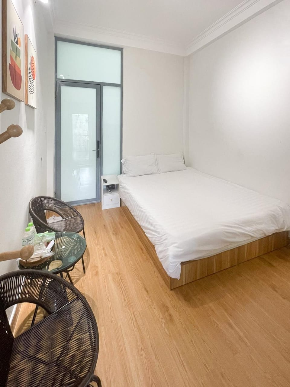 Bed, TV and multimedia, Seating area, Bedroom, dryer, air conditioner