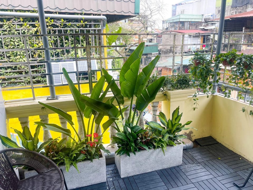 Day, Night, Garden, Balcony/Terrace, Seating area, Street view, Sunset, Quiet street view