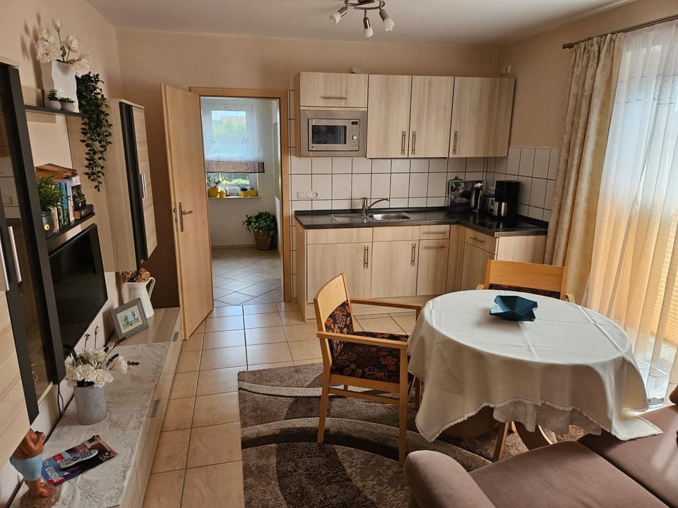 Kitchen or kitchenette, Living room, Seating area, Dining area, stove, toaster