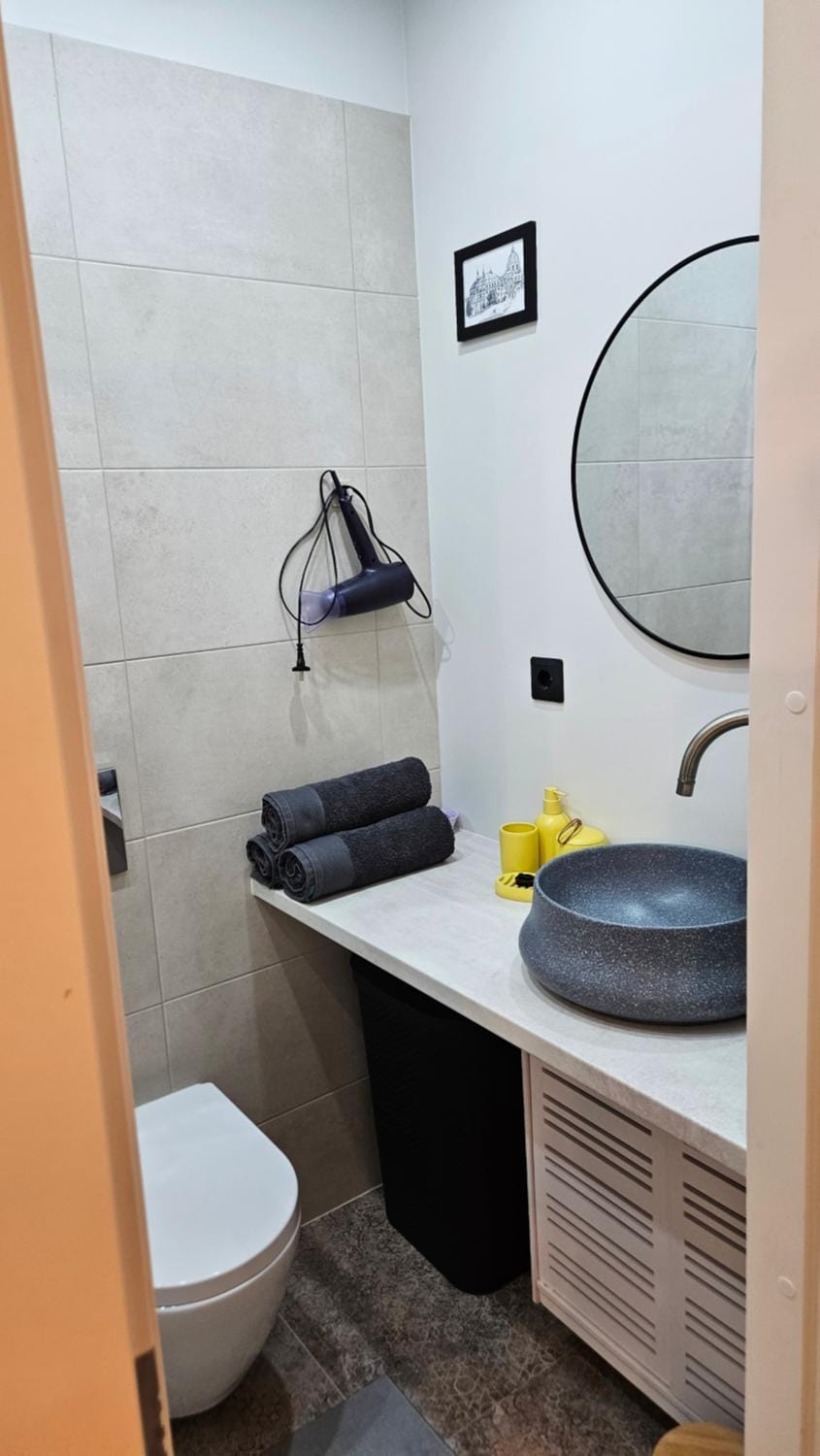 Toilet, Bathroom, towels