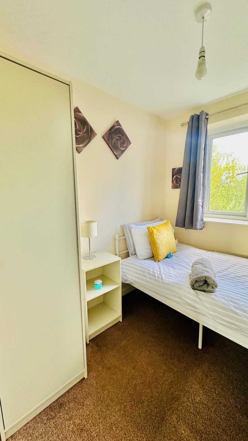 Photo of the whole room, Bedroom, towels