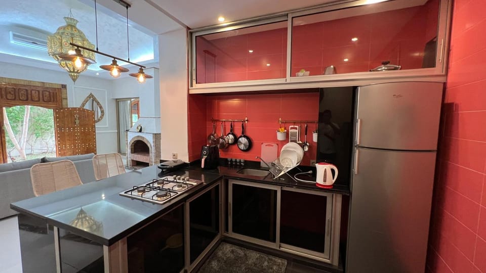 People, Coffee/tea facilities, Kitchen or kitchenette, group of guests, dishwasher, minibar, oven, pet friendly, stove, toaster