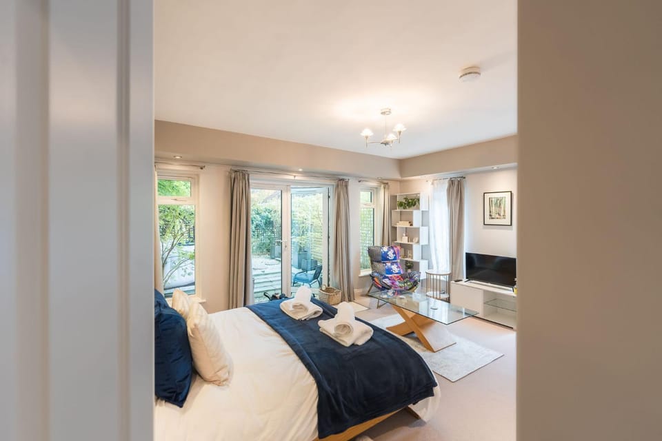 Bed, TV and multimedia, Seating area, Evening entertainment