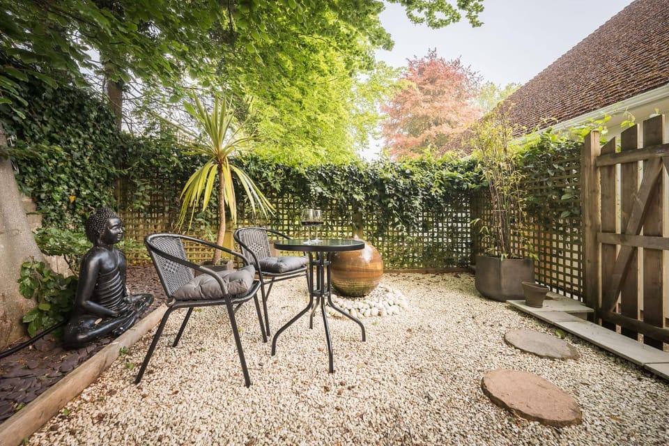 Patio, Garden, Dining area, Garden view