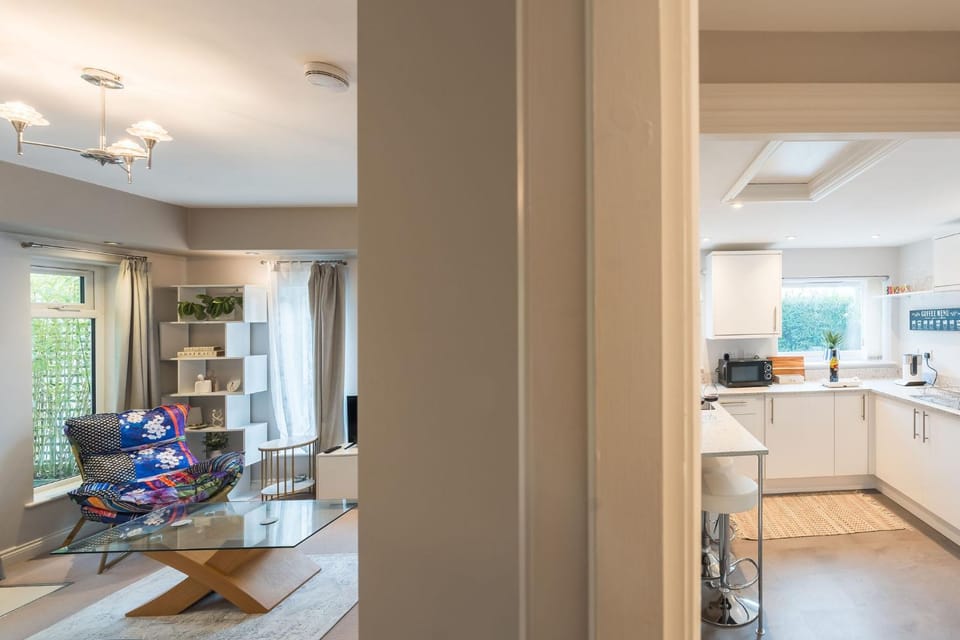 Dining area, oven, stove