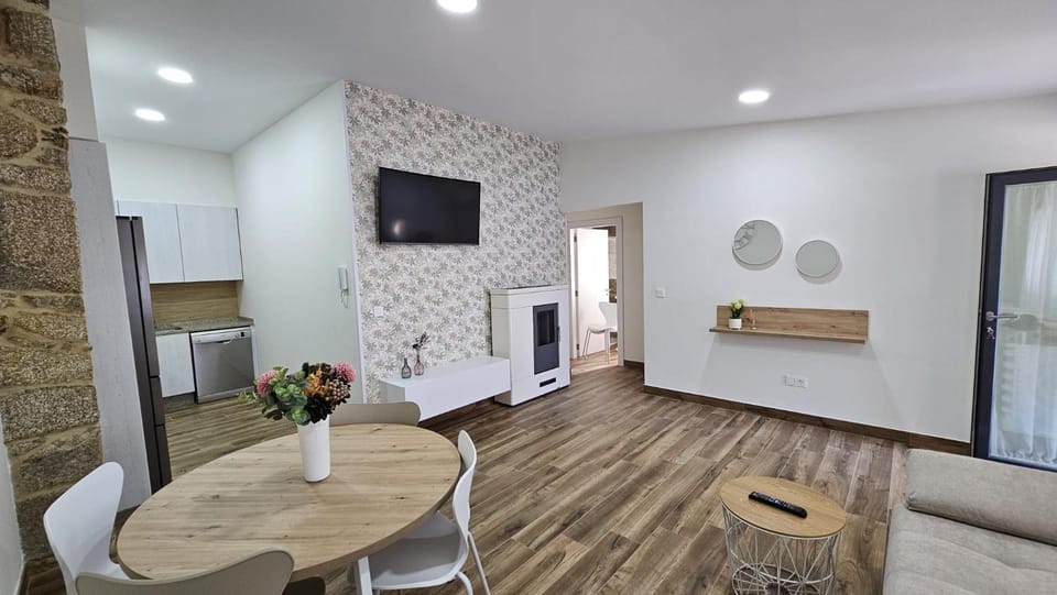 TV and multimedia, Kitchen or kitchenette, Living room, Seating area, Dining area