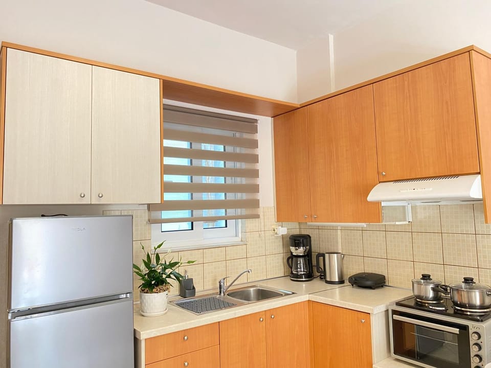Coffee/tea facilities, Kitchen or kitchenette, oven, stove