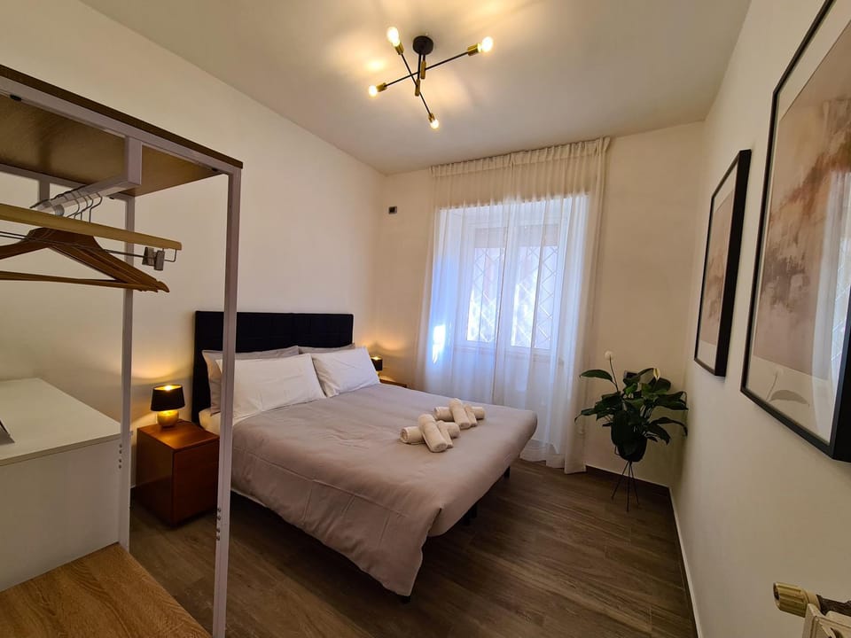 Bed, Photo of the whole room, Bedroom, towels