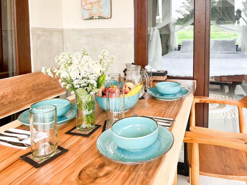 Seating area, Dining area, Food