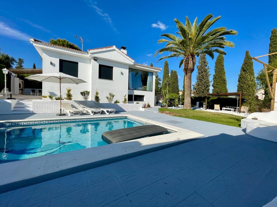 Patio, Day, Garden, Garden view, Pool view, Swimming pool, sunbed