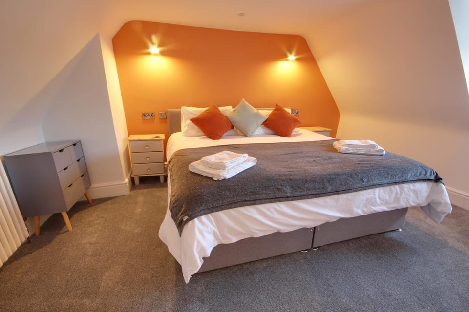 Bed, Bedroom, storage, towels