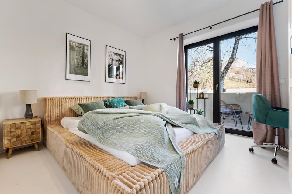 Bed, Photo of the whole room, Seating area, Bedroom