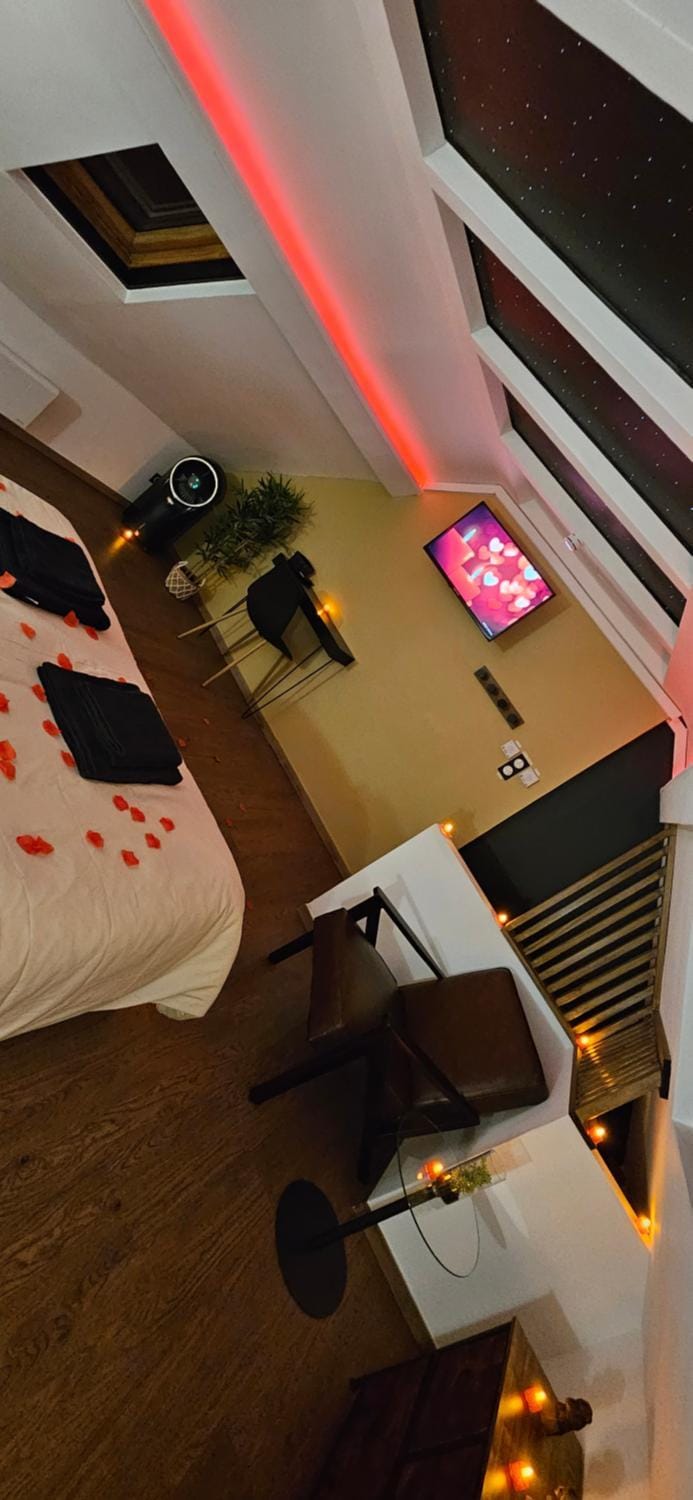 Photo of the whole room, Bedroom