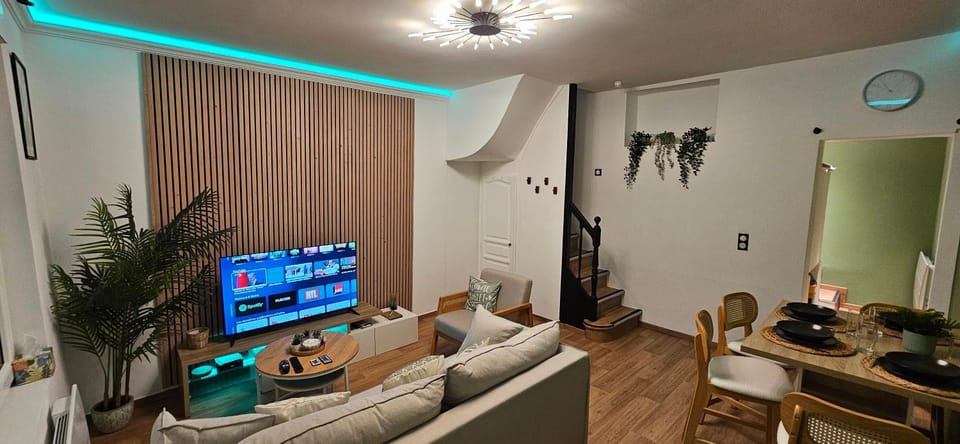 TV and multimedia, Living room, Seating area, Dining area
