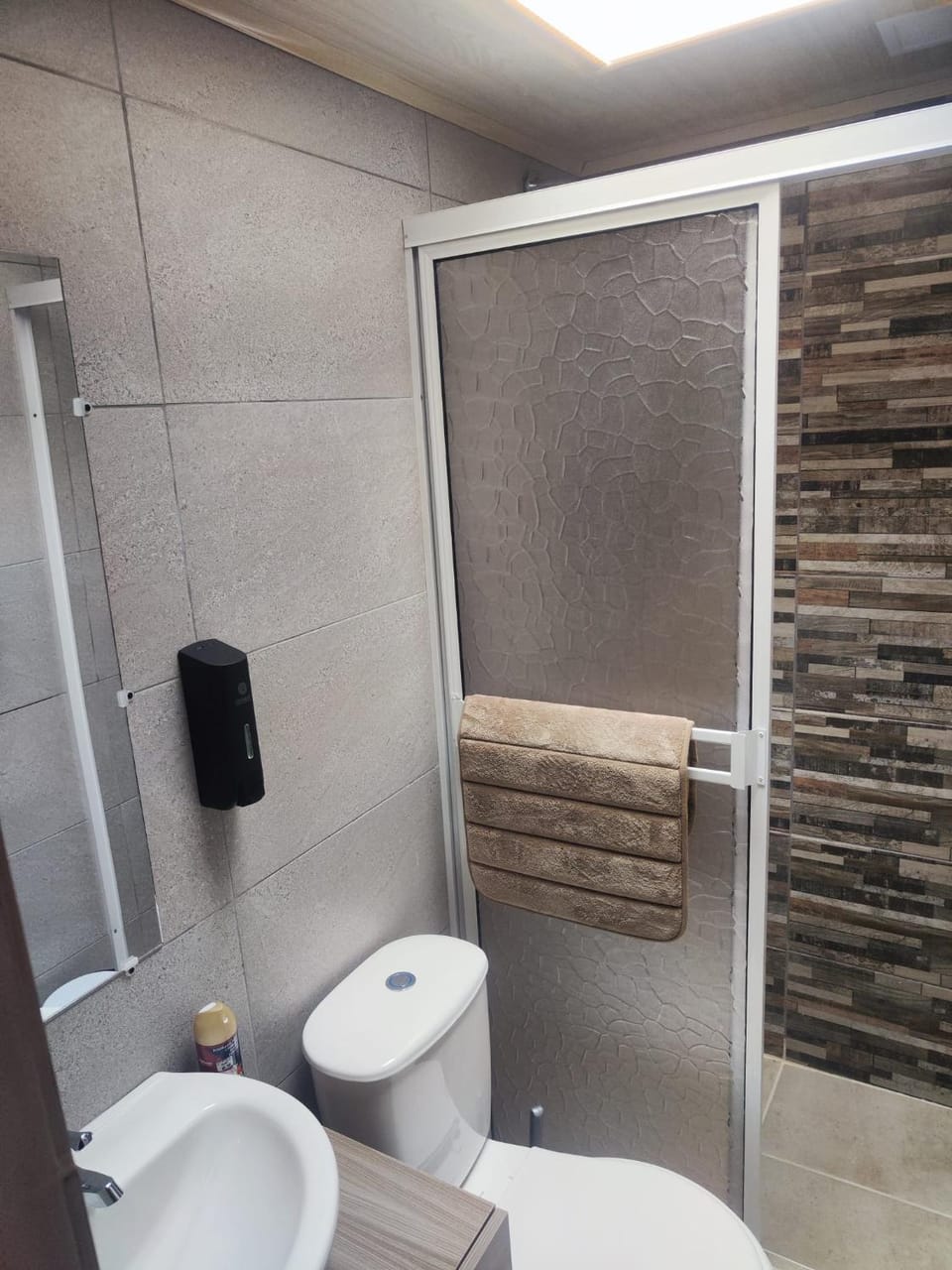 Shower, Toilet, Bathroom, towels