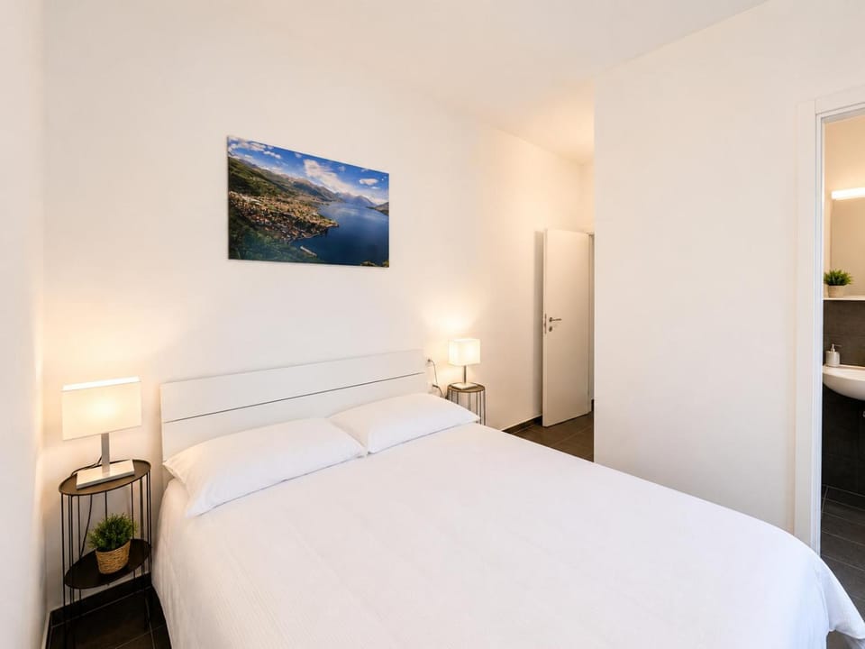 Bed, Photo of the whole room, Bedroom, locker