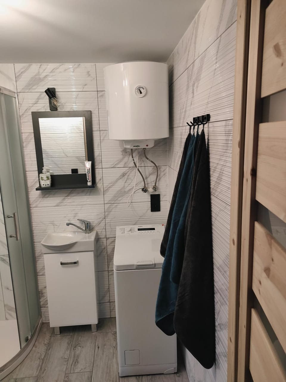 Bathroom, towels, washing machine