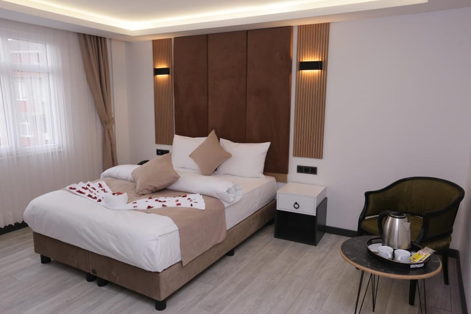 Bed, Photo of the whole room, Seating area, Bedroom, towels