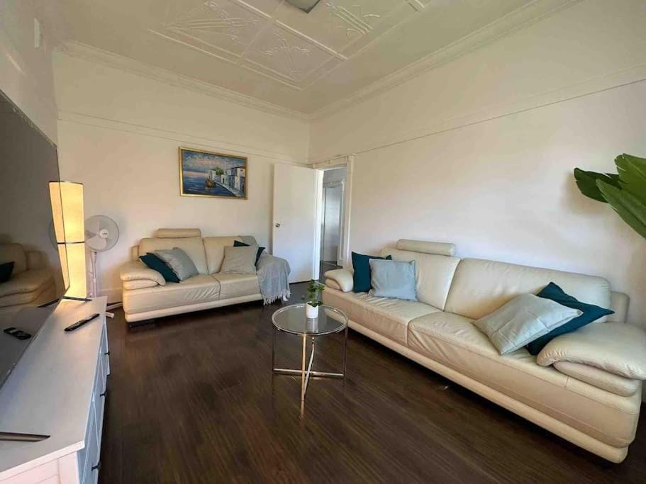 Elegant Family Retreat Near Beaches & Sydney CBD Apartment in Kensington