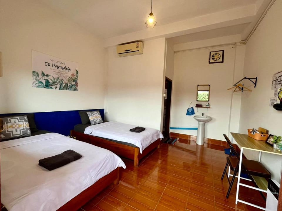 1 Min to Slow Boat Guesthouse Bed and Breakfast in Laos