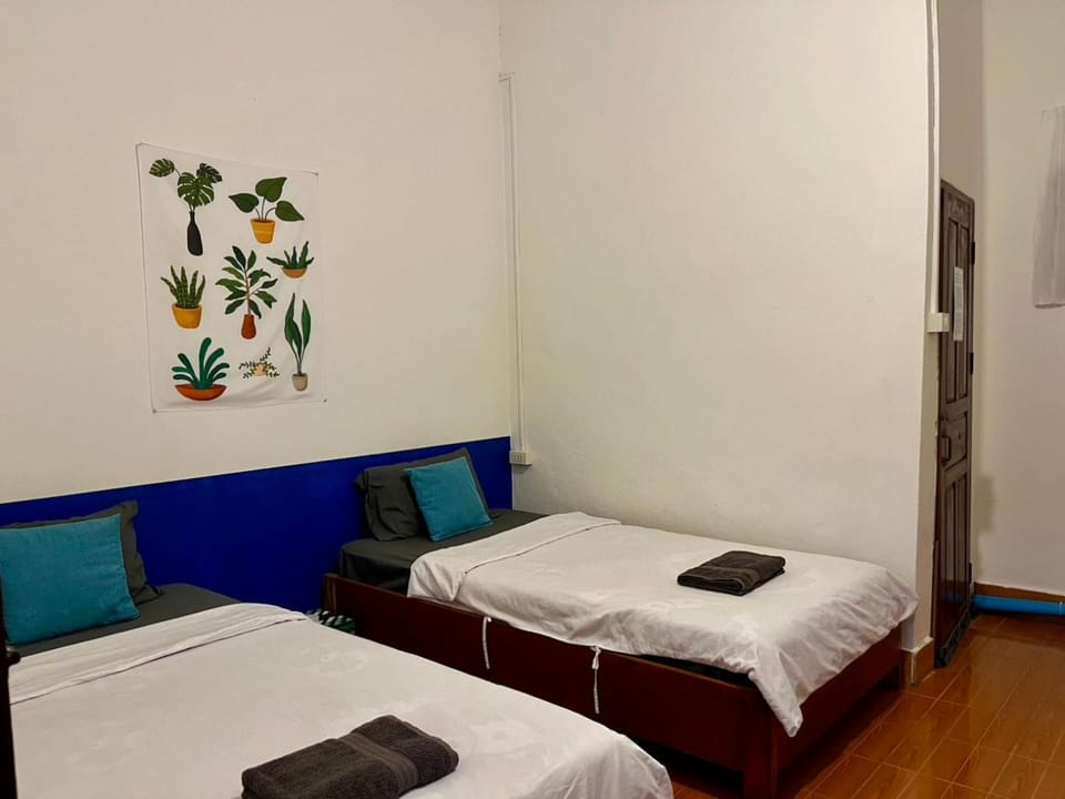 1 Min to Slow Boat Guesthouse Bed and Breakfast in Laos