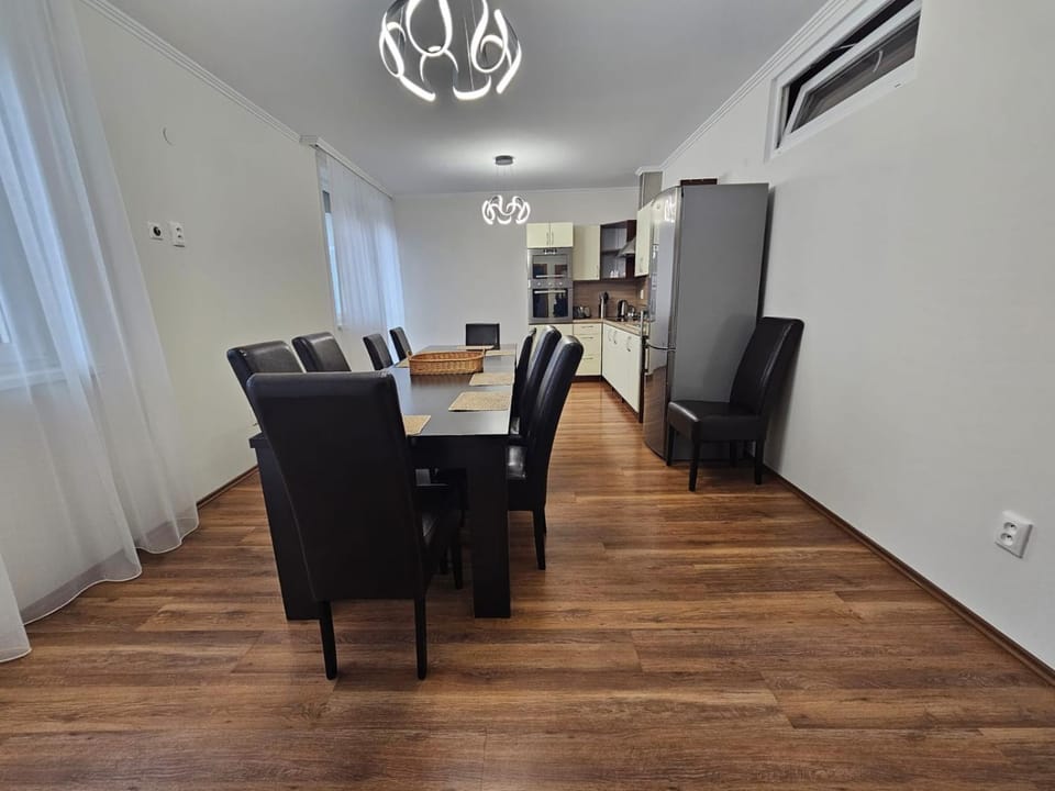 Kitchen or kitchenette, Dining area, oven