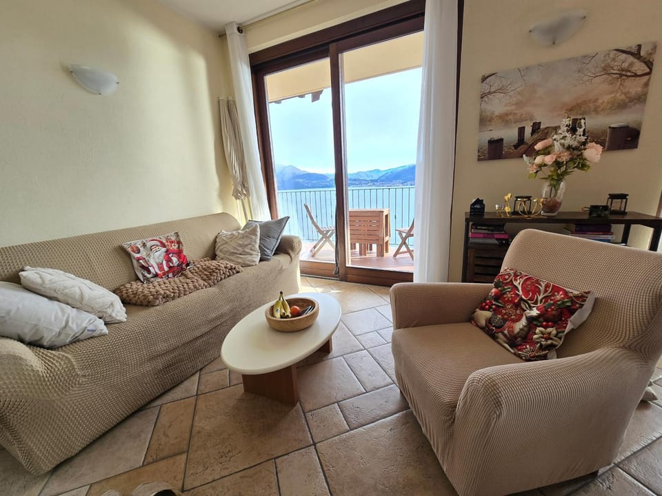 Living room, Lake view