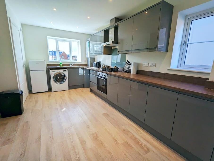 3-Bed, Sleeps 6, 3 Bath, Parking, WiFi House in Breckland District