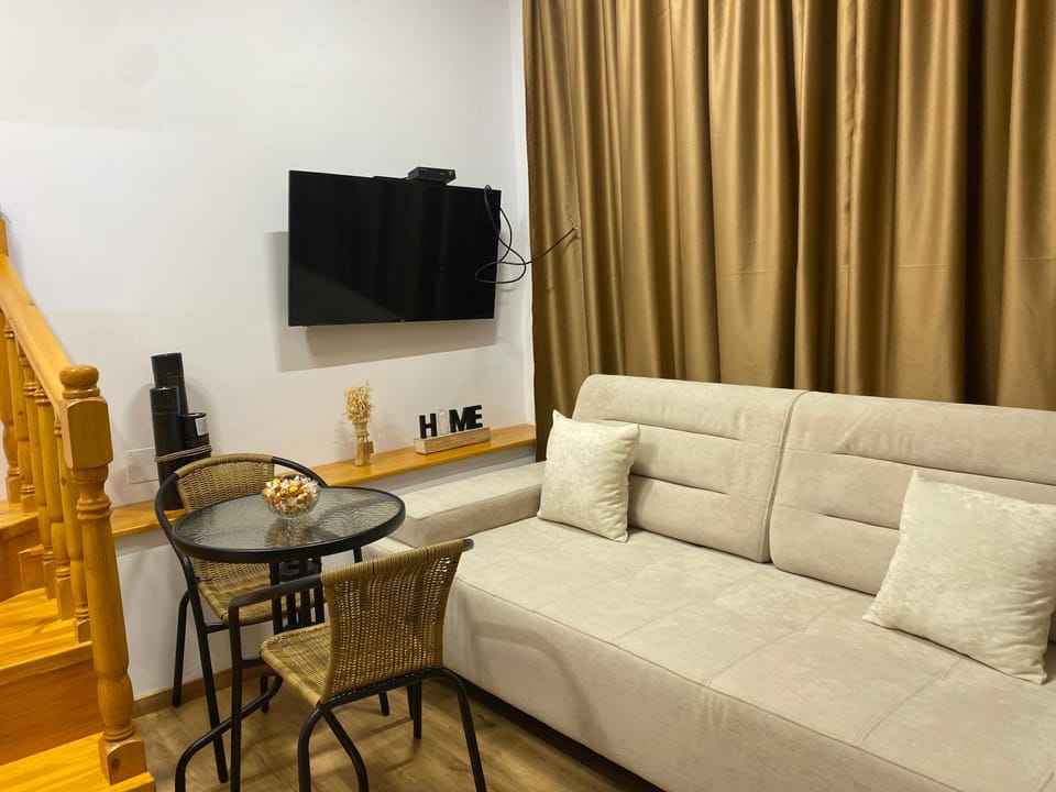 Communal lounge/ TV room, TV and multimedia, Living room, Seating area, Evening entertainment