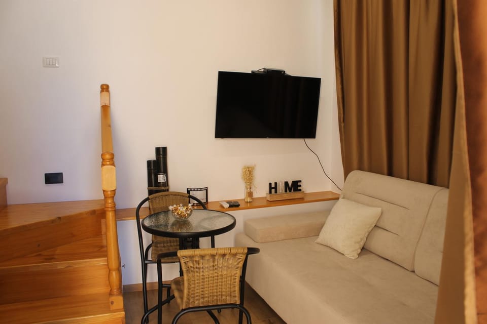 TV and multimedia, Living room, Seating area, Dining area, Evening entertainment