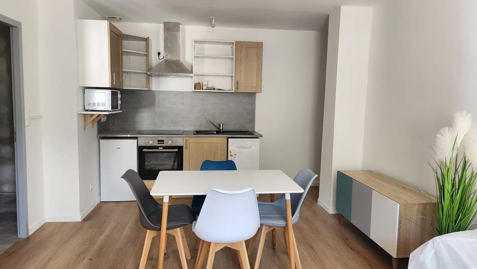Kitchen or kitchenette, Dining area, oven, stove