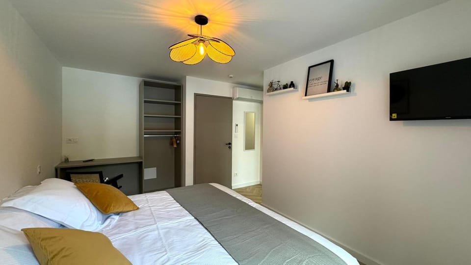 Bed, TV and multimedia, Photo of the whole room, Bedroom