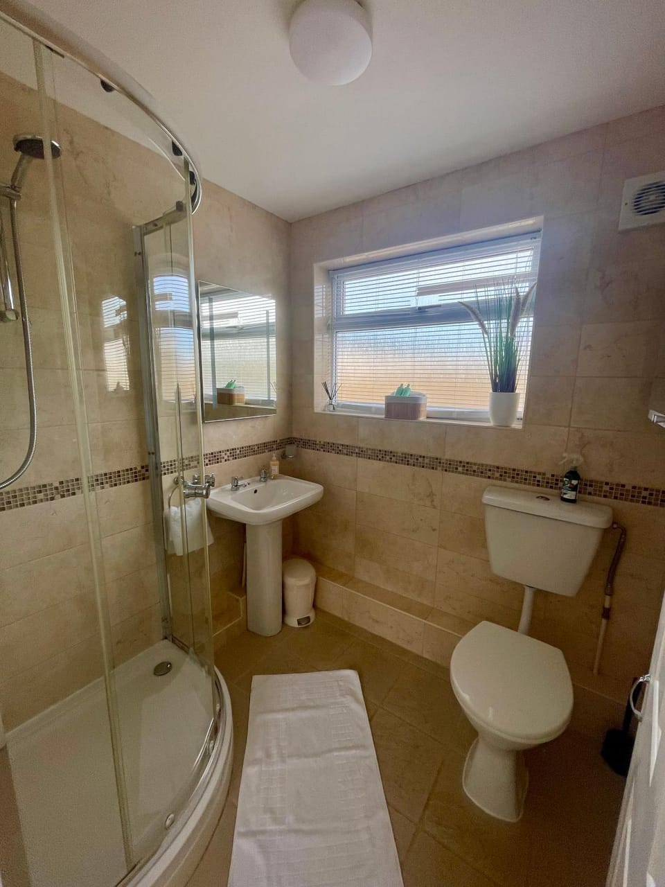 Look no further Gorgeous newly renovated contemporary chalet Sandown Bay Holiday Centre Apartment in Yaverland