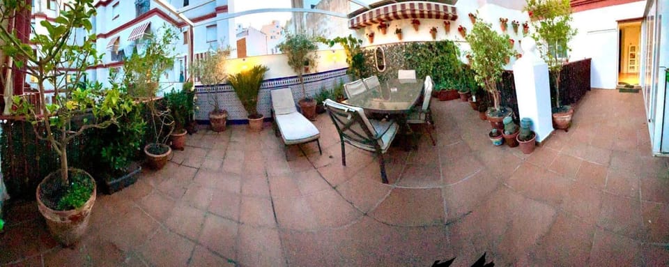 Maravilloso apartamento céntrico de 70m2, jardín propio 40m2 con piscina para niños y parking opcional Apartment in Malaga