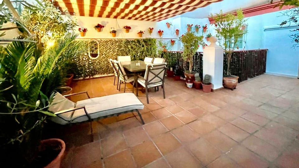 Maravilloso apartamento céntrico de 70m2, jardín propio 40m2 con piscina para niños y parking opcional Apartment in Malaga
