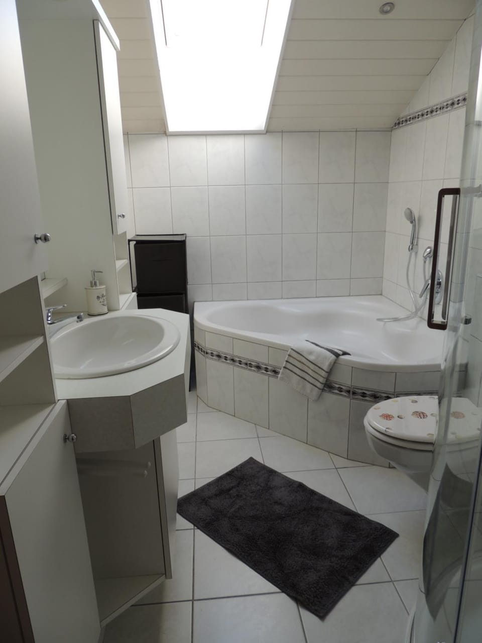 Shower, Toilet, Bathroom, Bath, towels