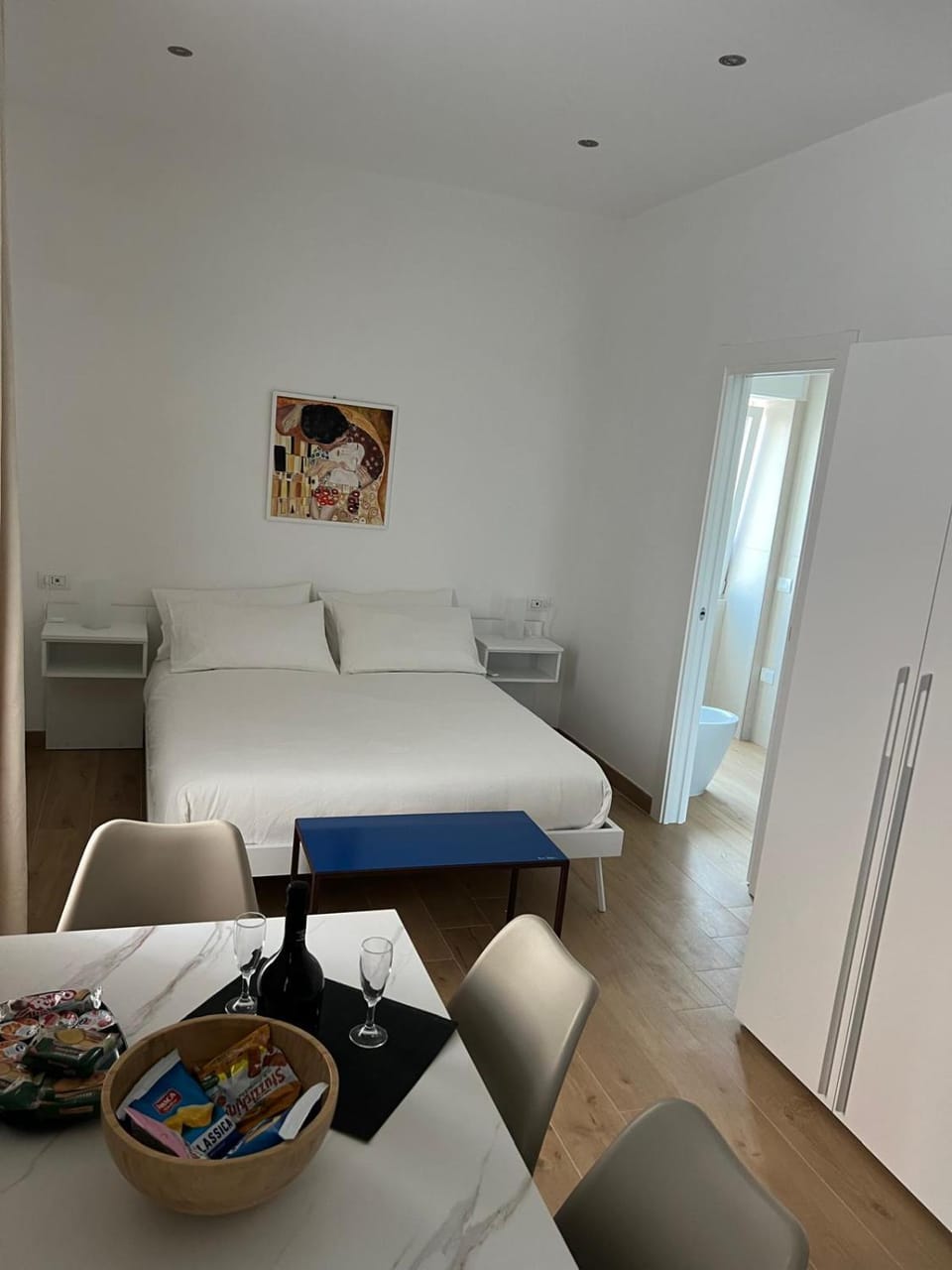 Bed, Photo of the whole room, Seating area, Bedroom, Breakfast
