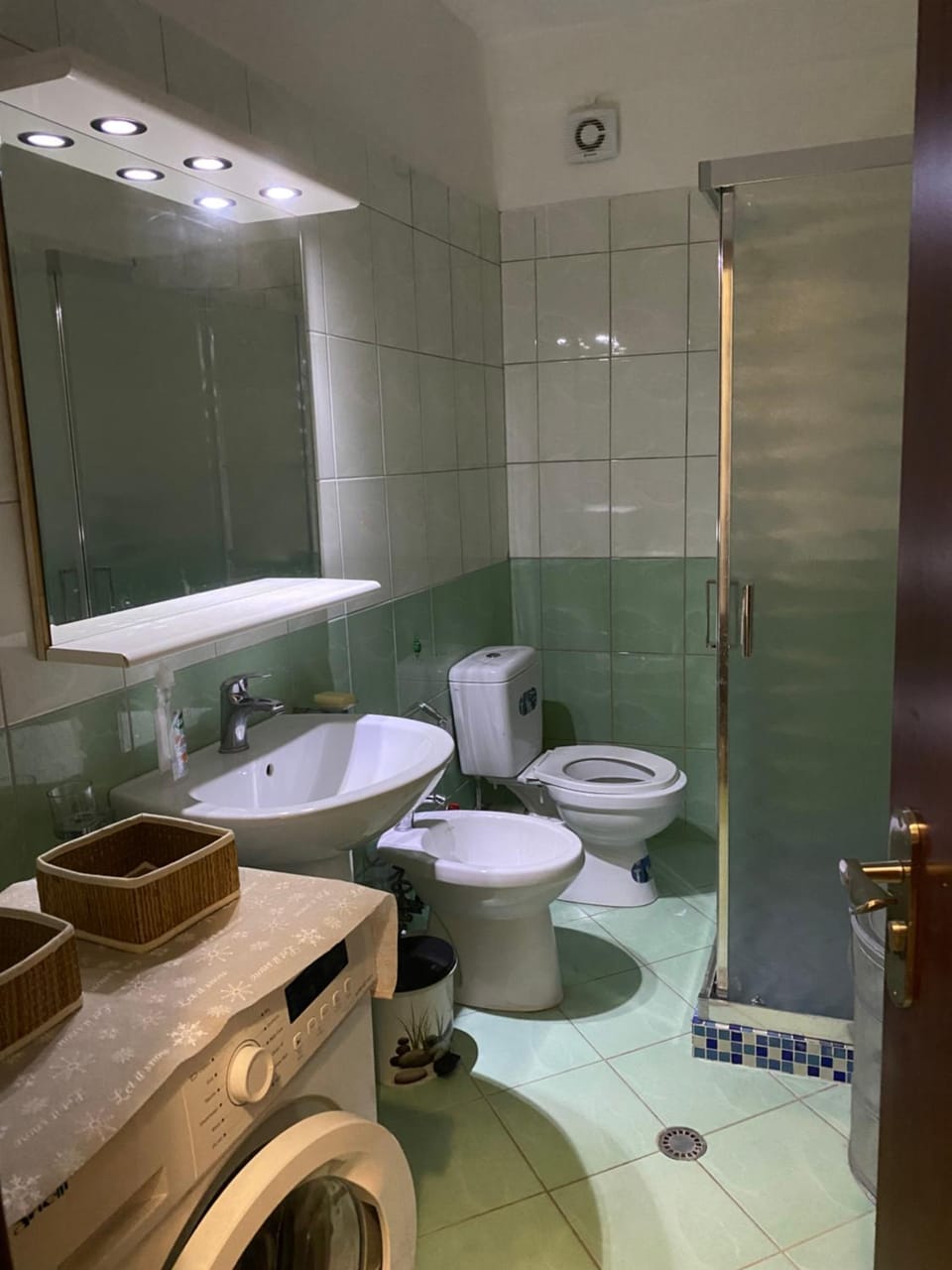 Shower, Toilet, Bathroom, bidet, towels